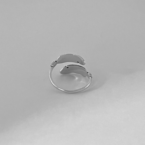 Sterling silver delicate two feather ring, silver feather ring, feather ring - Picture 4 of 11
